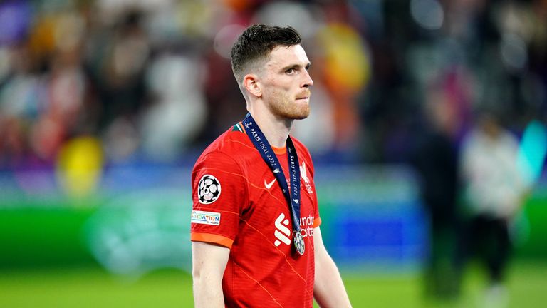 Liverpool'un Andrew Robertson'ı, Paris'teki Stade de France'da UEFA Şampiyonlar Ligi Finali'nde Real Madrid'e yenildikten sonra ikincilik madalyasını topladıktan sonra morali bozuk görünüyor.  Resim tarihi: 28 Mayıs 2022 Cumartesi.