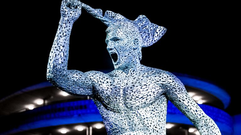 Une statue de la légende du Manchester City Club, Sergio Aguero, conçue par le sculpteur Andy Scott à l'extérieur du stade Etihad, à Manchester, pour commémorer le dixième anniversaire du premier titre de Premier League du Club et le moment emblématique '93:20'.  Date d'émission : vendredi 13 mai 2022.