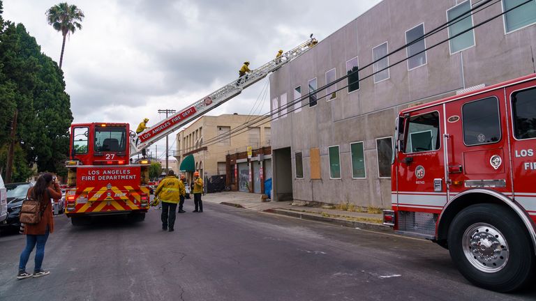 Kebakaran terjadi di sebuah studio rekaman di Hollywood.  Gambar: AP