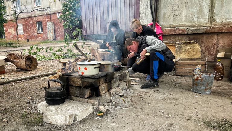 Severodonetsk'te elektrik, su veya telefon sinyali yok.  Geride kalanlar, doğaçlama odun sobası kullanarak dışarıda yemek pişirmek zorundalar.
