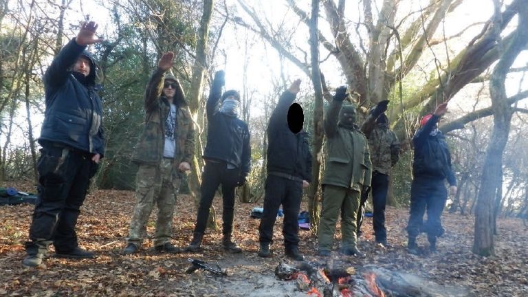 Alex Davies, troisième à gauche, saluant Hitler dans la forêt de Savernake, Wilts, décembre 2016 