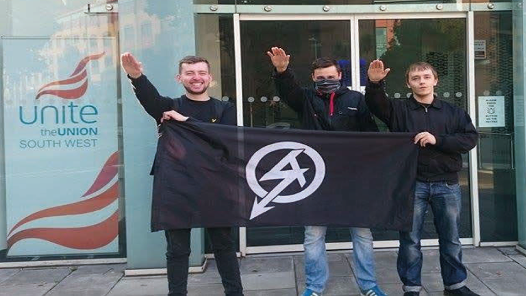 Alex Davies, à gauche, faisant un salut nazi devant le syndicat Unite, septembre 2015 