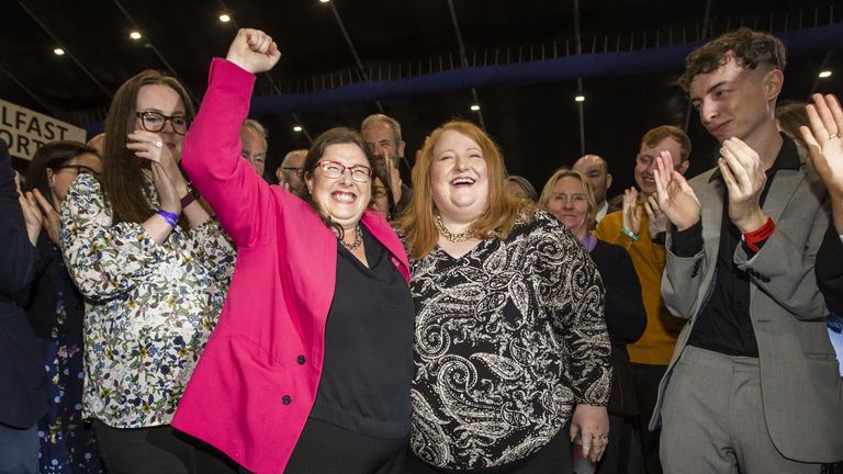 Kellie Armstrong (à gauche), candidate du Parti de l'Alliance pour les élections à l'Assemblée nationale de 2022, célèbre avec son chef de parti Naomi long au Titanic Exhibition Centre de Belfast après son retour en tant que députée de l'Assemblée d'Irlande du Nord.