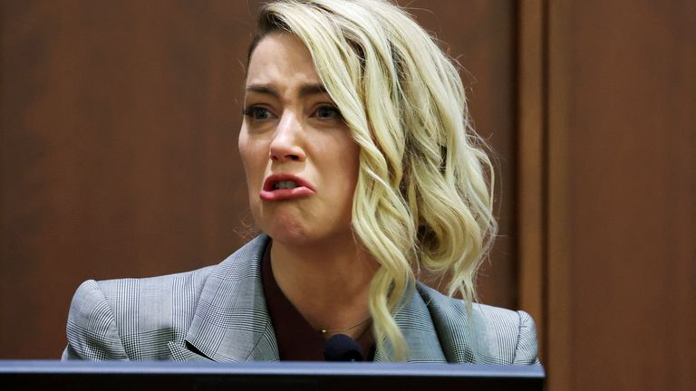 Aktori Amber Heard dëshmon gjatë gjyqit për shpifje Depp vs Heard në Gjykatën e Qarkut Fairfax në Fairfax, Virxhinia, SHBA, 26 maj 2022. Michael Reynolds/Pool nëpërmjet REUTERS 