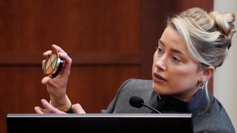 Amber Heard told the court she used a makeup wheel similar to this to cover up her bruises from Johnny Depp