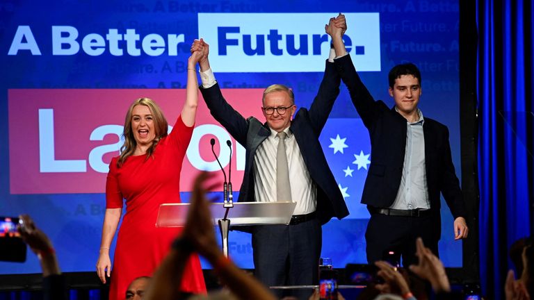 Avustralya İşçi Partisi lideri Anthony Albanese, görevdeki Başbakan ve Liberal Parti lideri Scott Morrison'ın ülkedeki genel seçimlerde yenilgiyi kabul etmesinin ardından destekçilerine seslenmek üzere ortağı Jodie Haydon ve oğlu Nathan Albanese ile birlikte eşlik ediyor. Sidney, Avustralya 21 Mayıs 2022. REUTERS/Jaimi Joy