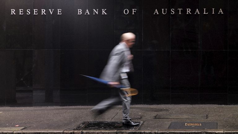 A businessman walks past the headquarters of Australia&#39;s Reserve Bank in Sydney, November 3, 2015. Australia&#39;s central bank left interest rates unchanged on Tuesday for a sixth straight month while Australian shares rose on Tuesday as bank stocks bounced back from the previous session. REUTERS/Jason Reed
