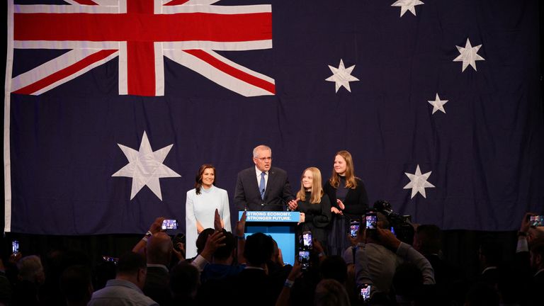 Perdana Menteri Scott Morrison, pemimpin Partai Liberal Australia, berdiri di samping istrinya Jenny dan putrinya Lily dan Abbey saat dia mengakui kekalahan dalam pemilihan umum negara itu di mana dia melawan pemimpin Partai Buruh Anthony Albanese.
