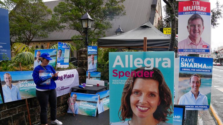 Pemungutan suara dimulai di Wentworth, Sydney, di mana kandidat independen Allegra Spender bersaing memperebutkan kursi Tim Murray.