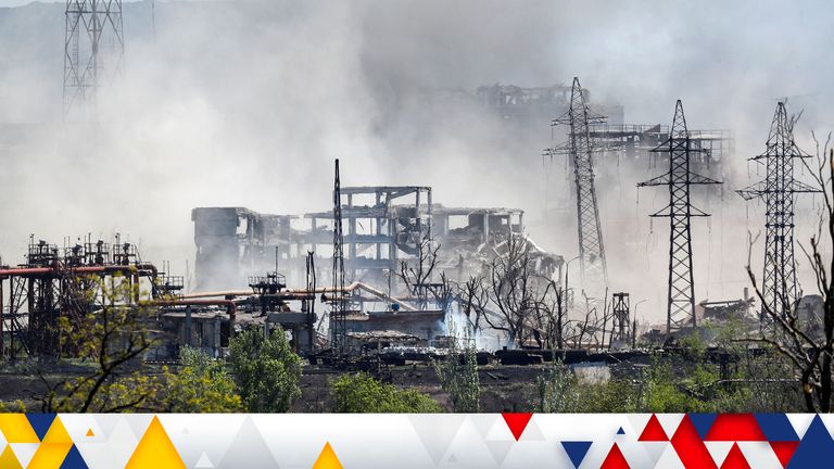 Fumul se ridică în urma unei explozii la o fabrică a fabricii Azovstal de siderurgie în timpul conflictului dintre Ucraina și Rusia în orașul-port din sudul Mariupol, Ucraina, 11 mai 2022. REUTERS/Alexander Ermochenko