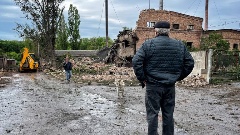 Bir adam, Doğu Ukrayna'daki Bakhmut kasabasında bir füze saldırısının yol açtığı yıkıma bakıyor.  Saldırıda iki asker şehit oldu.