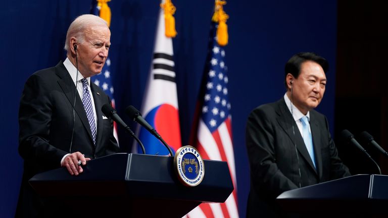 ABD Başkanı Joe Biden, solda, Güney Kore Devlet Başkanı Yoon Suk Yeol, Güney Kore'nin Seul kentinde 21 Mayıs 2022 Cumartesi günü Milli Savunma Bakanlığı içindeki Halk Meclisi'nde düzenlediği basın toplantısında dinlerken konuşuyor.  (AP Fotoğrafı/Evan Vucci)                                                                                                                                                                                                                                   