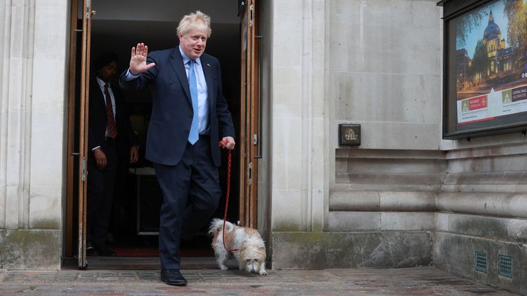 İngiltere Başbakanı Boris Johnson, 5 Mayıs 2022'de Londra'da yapılacak yerel seçimler sırasında bir sandık merkezinde oy kullandıktan sonra köpeği Dilyn ile birlikte ayrıldı. REUTERS/Hannah McKay