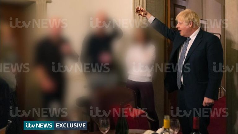 Photo du document ITV datée du 13/11/20 d'une photographie obtenue par ITV News du Premier ministre levant un verre lors d'une fête de départ le 13 novembre 2020, avec des bouteilles d'alcool et de la nourriture de fête sur la table devant lui.  Date d'émission : lundi 23 mai 2022.
