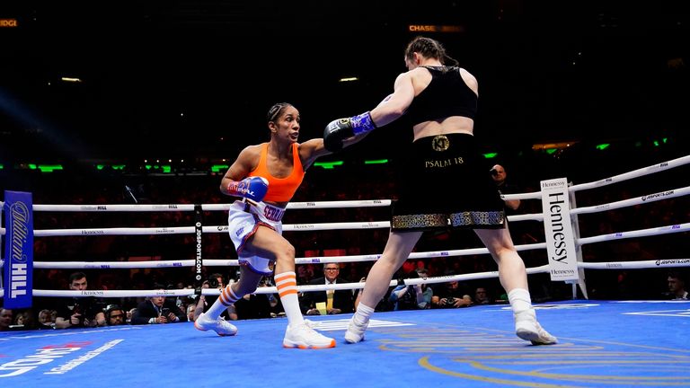 Katie Taylor (kanan) dan Amanda Serrano selama putaran pertama permainan