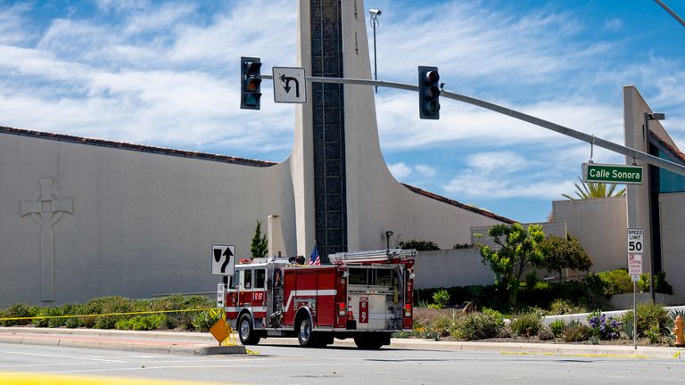 15 Mayıs 2022 Pazar günü Laguna Woods'taki bir Cenevre Presbiteryen Kilisesi'ne düzenlenen silahlı saldırıda bir kişi öldü ve dört kişi ağır yaralandı. (Fotoğraf: Leonard Ortiz, Orange County Register/SCNG)