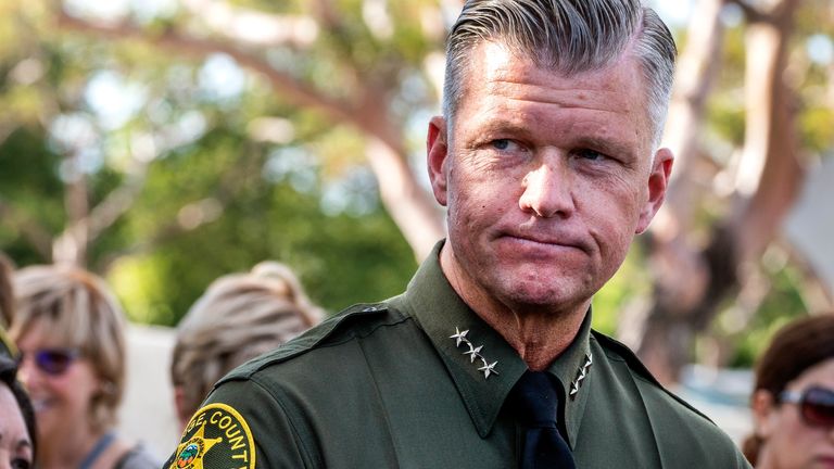 Orange County Şerif Departmanı Müsteşarı Jeff Hallock, 15 Mayıs 2022 Pazar günü Laguna Woods, Kaliforniya'daki Cenevre Presbiteryen Kilisesi'nin önünde ölümcül bir silahlı saldırının ardından medyadan sorular alıyor.  Pazar günü Güney Kaliforniya kilisesinde bir öğle yemeği resepsiyonu sırasında bir adam, şerif yetkilisinin 'olağanüstü bir kahramanlık ve cesaret' olarak adlandırdığı eylemde durdurulmadan önce ateş açtı.  (AP Fotoğrafı/Damian Dovarganes)