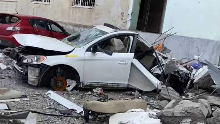 Oleg'in arabası patlama sırasında düşen beton nedeniyle neredeyse tamamen yok oldu