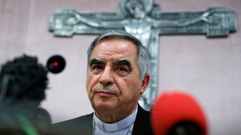 2020'de Papa tarafından görevden alınan Becciu, bir mülk skandalını konu alan davadaki 10 sanıktan biri.