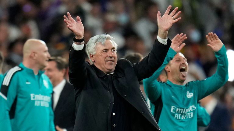 Real Madrid'in teknik direktörü Carlo Ancelotti, Real Madrid ile Manchester City arasında oynanacak Şampiyonlar Ligi yarı final rövanş maçında 4 Mayıs 2022 Çarşamba günü İspanya'nın başkenti Madrid'deki Santiago Bernabeu Stadyumu'nda taraftarlarını selamlıyor. AP Fotoğrafı/Manu Fernandez)