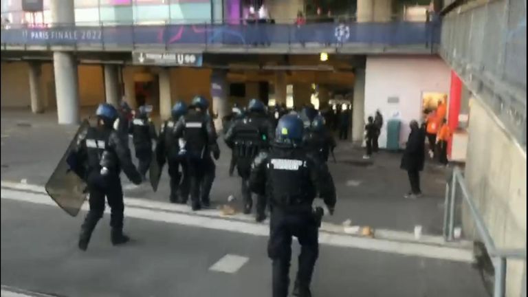 Finale de la Ligue des Champions Liverpool contre Rome.  Policier au Stade de France