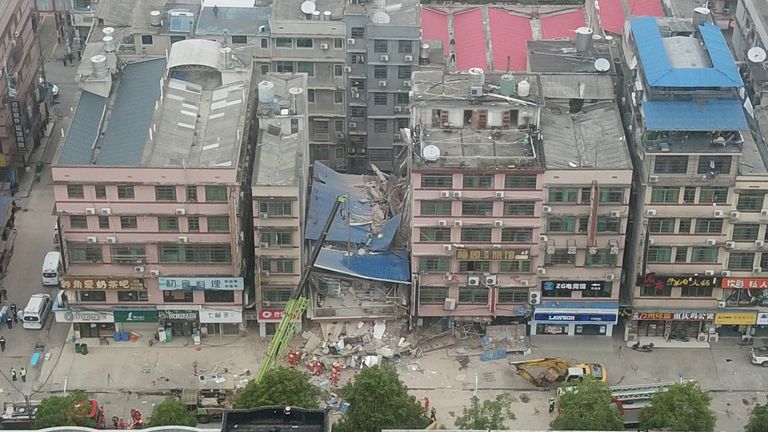 Une photo aérienne montre le site de l'immeuble résidentiel effondré à Changsha, dans la province du Hunan, dans le centre de la Chine