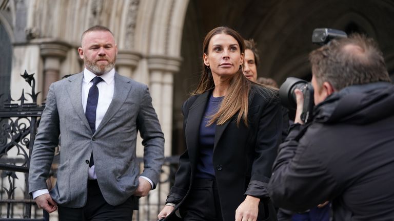 Wayne y Coleen Rooney abandonan los Tribunales Reales de Justicia de Londres cuando la batalla por difamación de alto perfil entre Rebekah Vardy y Coleen Rooney finalmente llega a juicio.  Imagen fecha: Martes 10 de mayo de 2022.
