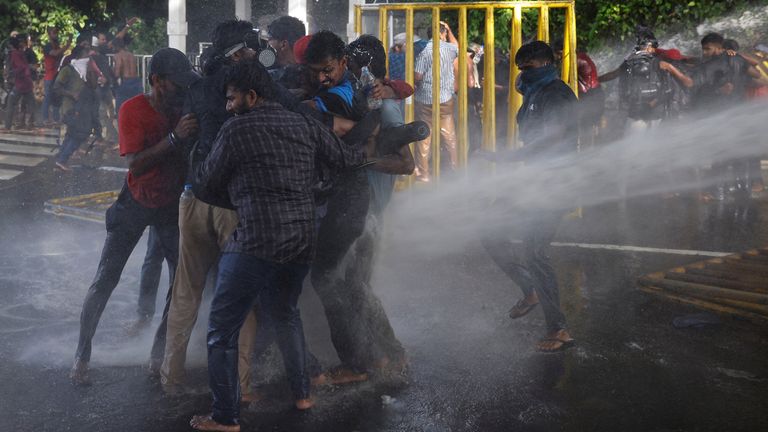 Ülkenin ekonomik krizinin ortasında, 19 Mayıs 2022'de Sri Lanka, Colombo'da Cumhurbaşkanlığı Binası yakınında öğrenciler tarafından düzenlenen bir protesto sırasında polis protestocuları tazyikli suyla dağıttı. REUTERS/Adnan Abidi