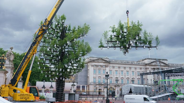 Construction workers use a crane to lift the top section of the Queen&#39;s Green Canopy (QGC) Tree of Trees, designed by Thomas Heatherwick, into place outside Buckingham Palace, London. Picture date: Tuesday May 24, 2022.
