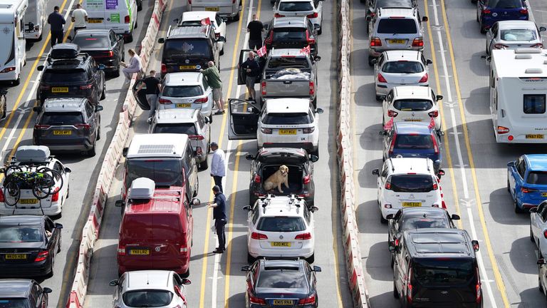 Un chien attend dans le coffre d'une voiture pendant les files d'attente de trafic de vacances au port de Douvres dans le Kent.  Date de la photo : vendredi 27 mai 2022.