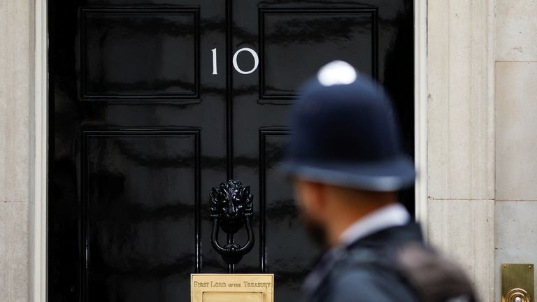 A police officer stands guard outside the 10 Downing Street, in London, Britain May 25, 2022. REUTERS/John Sibley

