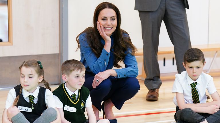 La duchesse de Cambridge lors d'une visite à l'école primaire St. John's de Glasgow pour participer à une session Roots of Empathy.  Date de la photo : mercredi 11 mai 2022.