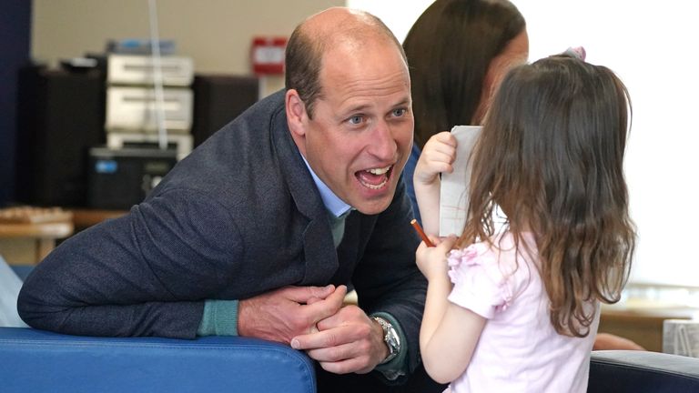 Le duc de Cambridge lors d'une visite à l'école primaire St. John's, à Port Glasgow, pour participer à une session Roots of Empathy.  Date de la photo : mercredi 11 mai 2022.