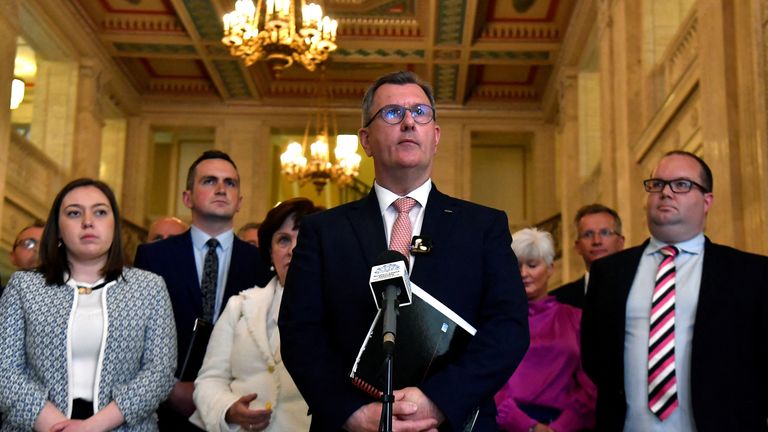 Le chef du Parti unioniste démocrate (DUP), Sir Jeffrey Donaldson, prend la parole lors d'une conférence de presse, dans les bâtiments du parlement de Stormont après une réunion avec le secrétaire d'État à l'Irlande du Nord pour former un gouvernement de partage du pouvoir, à Belfast, en Irlande du Nord, le 9 mai 2022. REUTERS/Clodagh Kilcoyne