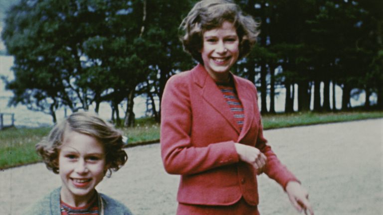 La princesse Elizabeth, à droite, et la princesse Margaret à Balmoral en 1939