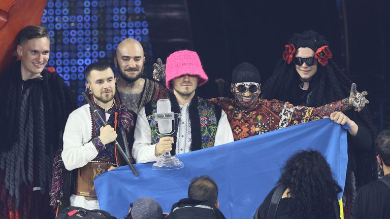 Orkestra Kalush nga Ukraina gëzohet për fitoren në Eurovizion