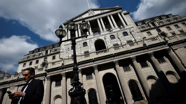 PHOTO DE DOSSIER: Un homme se tient devant la Banque d'Angleterre dans la ville de Londres, en Grande-Bretagne, le 19 avril 2017. La livre sterling a profité de la lueur d'un sommet de six mois après la nouvelle surprise de mardi d'une élection anticipée au Royaume-Uni.  REUTERS/Hannah McKay/photo d'archives