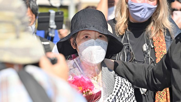 Fusako Shigenobu, militante communiste japonaise et ancienne dirigeante et fondatrice du groupe terroriste aujourd'hui dissous, l'Armée rouge japonaise (JRA), est libérée après sa peine à Akishima City, Tokyo, le 28 mai 2022. Fusako Shigenobu a été inculpée en tant que co-responsables dans un complot l'attentat de l'ambassade de France à La Haye en 1974 et condamné à 20 ans de prison.  (Le Yomiuri Shimbun via AP Images)