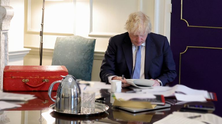 25/05/2022. London, United Kingdom. Boris Johnson-Investigation into Alleged Gatherings. The Prime Minister Boris Johnson reads the findings of the Second Permanent Secretary&#39;s investigation into alleged gatherings on Government premises during covid restrictions in his office in No10 Downing Street. Picture by Andrew Parsons / No 10 Downing Street