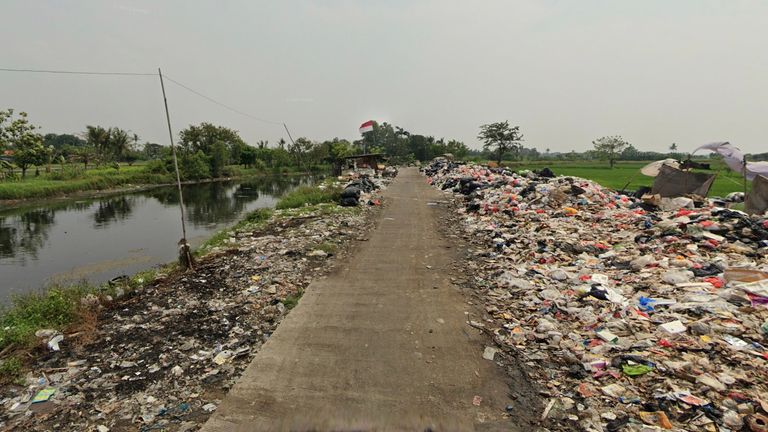 Tampilan jalan situs di Jawa membantu untuk memeriksa situs dan melihat apakah ada kebocoran plastik ke tanah dan air di sekitarnya.Gambar: Maxar Technologies/Earthris Media