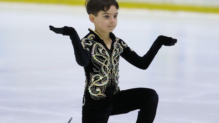 Gosha Mandziuk patineur ukrainien de sept ans qui a fait appel à un entraîneur pour l'aider à s'entraîner maintenant qu'il est au Royaume-Uni 