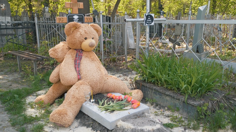 Oleg artık karısının mezarını düzenli olarak ziyaret ediyor 