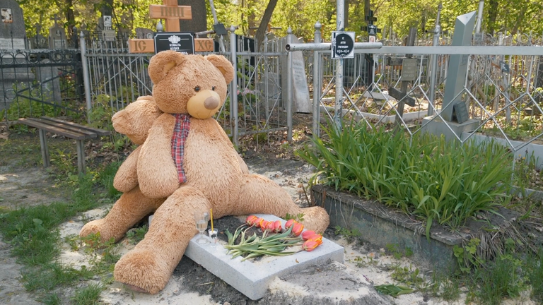 Oleg is now a regular visitor to his wife&#39;s grave 