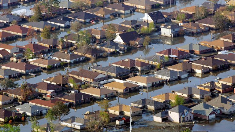 Les quartiers sont inondés de pétrole et d'eau deux semaines après que l'ouragan Katrina a traversé la Nouvelle-Orléans, le 12 septembre 2005. Le président américain George W. Bush, lors d'une visite de la Nouvelle-Orléans dévastée lundi, a rejeté les accusations selon lesquelles le gouvernement a été lent à réagir à l'ouragan Katrina parce que la plupart des victimes étaient noires ou parce que l'armée nationale était surchargée en Irak.  L'ouragan Katrina a frappé la région le 29 août, faisant de nombreux morts et de graves dégâts matériels en Louisiane et au Mississippi.