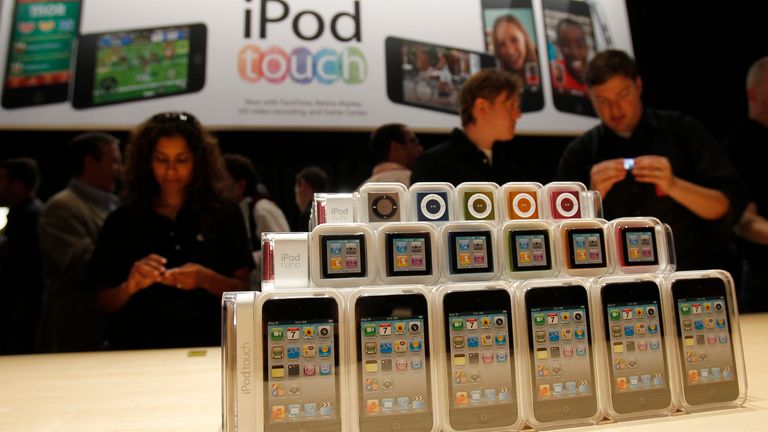 Apple&#39;s new iPod Shuffle (top to bottom), iPod Nano and iPod Touch, are displayed at Apple&#39;s music-themed September media event in San Francisco, California September 1, 2010. REUTERS/Robert Galbraith (UNITED STATES - Tags: SCI TECH BUSINESS)
