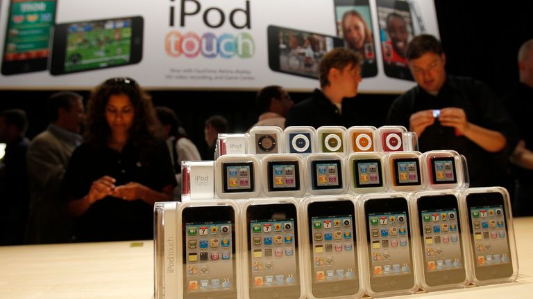 Le nouvel iPod Shuffle d'Apple (de haut en bas), l'iPod Nano et l'iPod touch, sont présentés lors de l'événement médiatique de septembre sur le thème de la musique d'Apple à San Francisco, Californie, le 1er septembre 2010. REUTERS/Robert Galbraith (ÉTATS-UNIS - Tags: SCI TECH BUSINESS)
