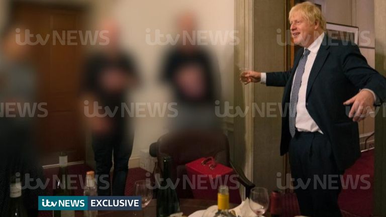 Photo du document ITV datée du 13/11/20 d'une photographie obtenue par ITV News du Premier ministre levant un verre lors d'une fête de départ le 13 novembre 2020, avec des bouteilles d'alcool et de la nourriture de fête sur la table devant lui.  Date d'émission : lundi 23 mai 2022.