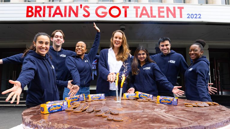 Baker, Frances Quinn (au centre) et les membres de l'équipe de Britain's Got Talent distribuent des tranches du « plus grand gâteau Jaffa » du record du monde Guinness ;  à l'extérieur de l'Eventim Apollo à Londres pour célébrer le parrainage principal de McVitie du 15e anniversaire de Britain's Got Talent, Londres.  Date de la photo : lundi 30 mai 2022.