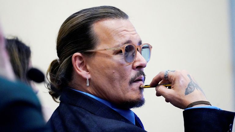 Actorul Johnny Depp ascultă în sala de judecată a tribunalului din Fairfax County Circuit în timpul procesului său pentru calomnie împotriva fostei soții, actorul Amber Heard, în Fairfax, Virginia, SUA, pe 2 mai 2022. Steve Helber/Pool via REUTERS