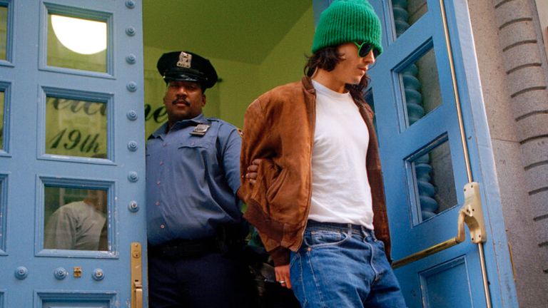 Johnny Depp est escorté hors du 19e arrondissement de New York après son arrestation plus tôt, le 13 septembre 1994. Depp a été accusé d'avoir brisé le mobilier de sa chambre du chic Mark Hotel dans l'Upper East Side de Manhattan.  Sa petite amie, le mannequin Kate Moss, était avec lui, a indiqué la police.  L'acteur de 31 ans a été accusé de méfait criminel.  (AP Photo/Andrew Lichtenstein)
